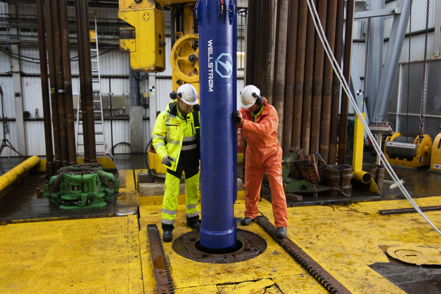 Andreas R. Graven, To the left: Per Simensen, senior project leader, NORCE,  and responsible for the Bismuth-testing NORCE To the right: Jørgen Smedsvig, engineer, NORCE., Ullrigg test5, , Two workers with helms on a drilling platform
